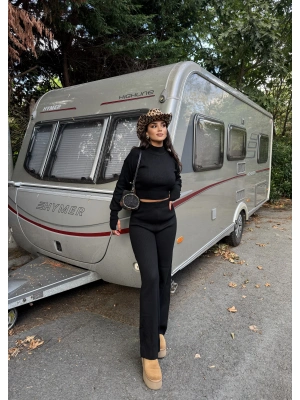 Siyah Parmak Geçirmeli Triko Takım