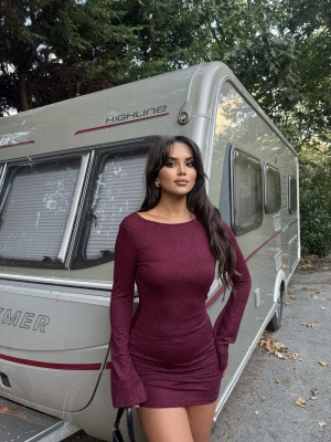 Bordo Sırt Detay Simli Elbise