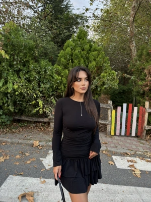 Siyah Bisiklet Yaka Fırfırlı Mini Elbise