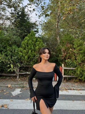 Siyah İspanyol Kol Yırtmaçlı Mini Elbise