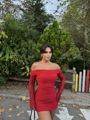 Kırmızı Madonna Yaka Kolu Tül Elbise