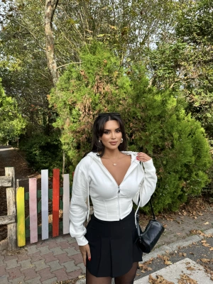 Beyaz Korse Detay Crop Hırka