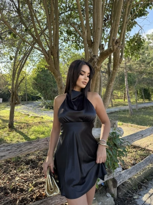 Siyah Saten Sırt Detay Mini Elbise