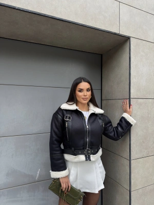 Siyah Peluş Kemer Detay Mont