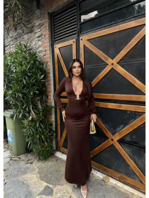 Kahverengi U Yaka Aksesuarlı Uzun Elbise