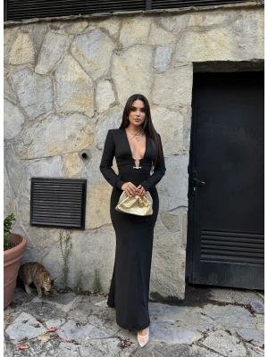 Siyah U Yaka Aksesuarlı Uzun Elbise