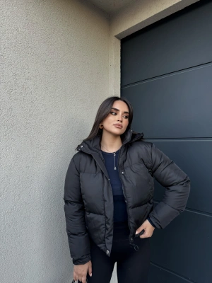 Siyah Kapüşonlu Şişme Mont