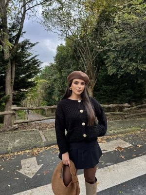 Siyah Örgü Düğme Detay Hırka