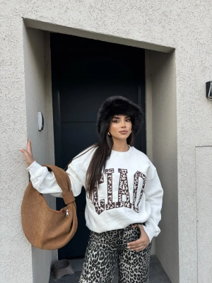 Beyaz Nakışlı Oversize Sweatshirt
