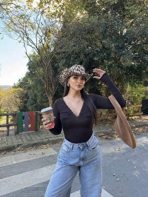 Kahverengi V yaka Dantel Detay Bluz