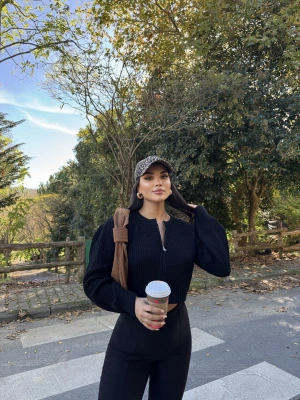 Siyah Fermuarlı Triko Hırka