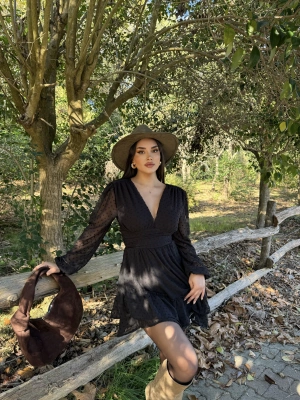 Siyah V Yaka Güpürlü Elbise