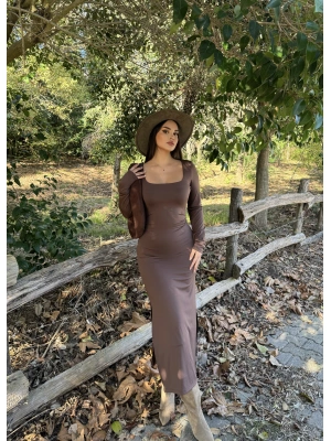 Kahverengi Kare Yaka Yırtmaçlı Uzun Elbise