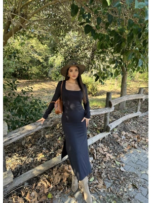 Siyah Kare Yaka Yırtmaçlı Uzun Elbise