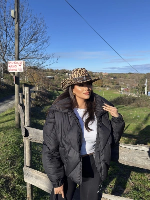 Siyah Dik Yaka Baklava Desen Mont