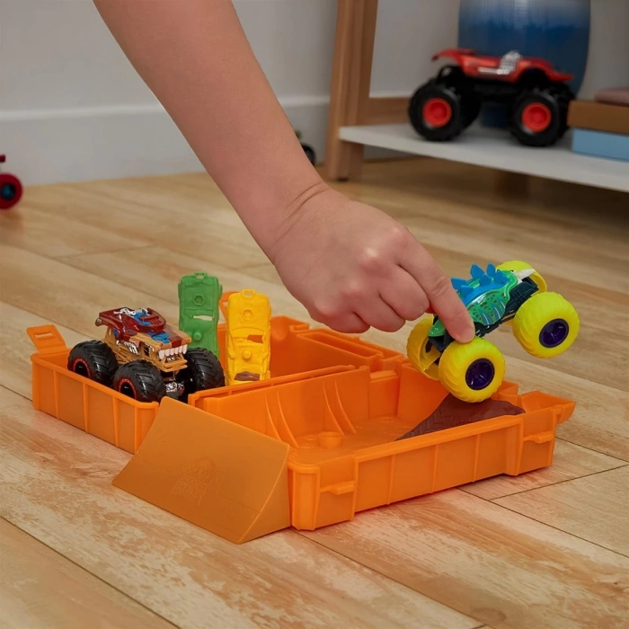 Monster Trucks Taşınabilir Oyun Seti HXT04