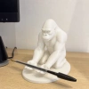 3D Baskı Goril Telefon Tutucu - Kaslı Goril Masaüstü Telefon Standı-Beyaz