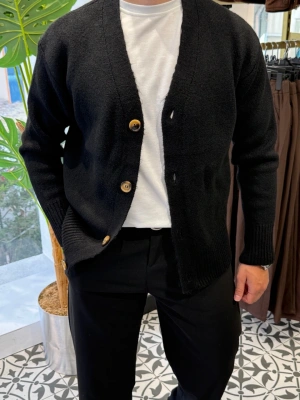 Düğme Detay Yün Hırka