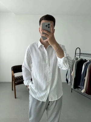 Beyaz Çizgili Gömlek