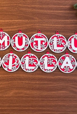 11 Harfli Kırmızı Beyaz İpli MUTLU YILLAR Yazılı Ahşap Yılbaşı Ağaç Süsü (4940)