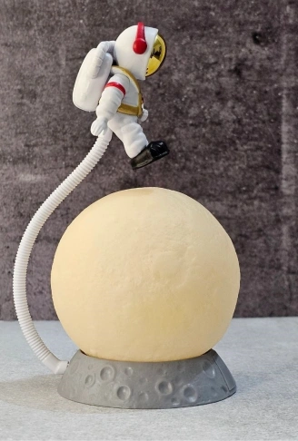 3D Ay Üzerinde Astronot LED Gece Lambası – Dokunmatik 10 Renk Değiştiren Dekoratif Çocuk Odası Masaüstü Ay Lambası (4940)