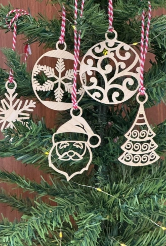 6 Parça Kırmızı Beyaz İpli Noel Babalı ve Kar Tanesi Model Ahşap Yılbaşı Ağaç Süsü (4940)