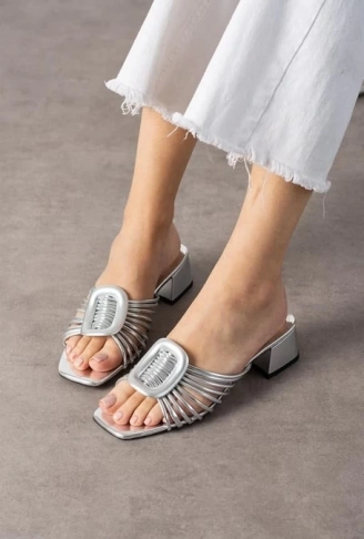 Anca Gümüş Rugan Topuklu Terlik