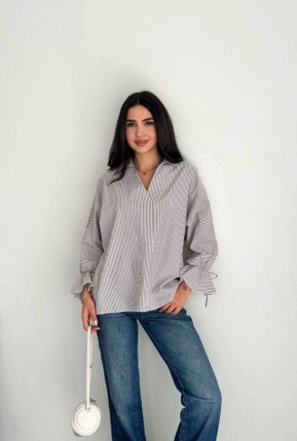 Arkası Asimetrik Yırtmaç Kesim Detaylı Cizgili Bluz Gömlek - Gri