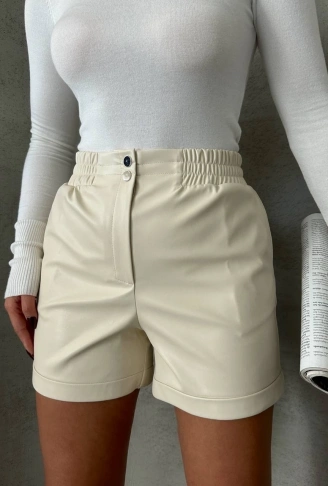 Beli lastikli çıtçıtlı deri şort krem w241007