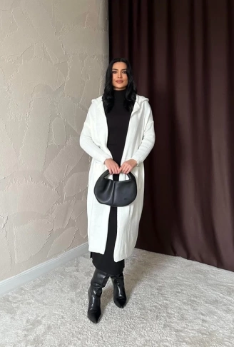 Beyaz Arkası Yazılı Hırka