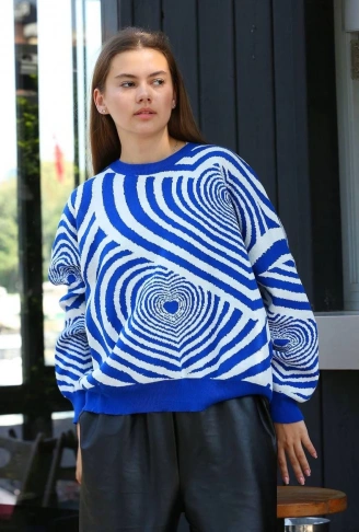 Beyaz kalp çizgili kazak saks mavisi