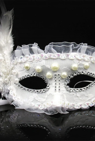 Beyaz Renk Yandan Tüylü İnci İşlemeli Taşlı Dantelli Parti Maskesi 17x12 cm (4940)