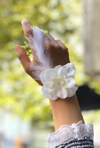 Bride to be Nedime Gelin Bilekliği Tüy ve İnci Boncuk Detaylı Beyaz Renkli Bekarlığa Veda Partisi Bilekliği 10 Adet (4940)