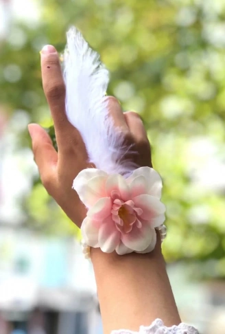 Bride to be Nedime Gelin Bilekliği Tüy ve İnci Boncuk Detaylı Somon Renkli Bekarlığa Veda Partisi Bilekliği 10 Adet (4940)