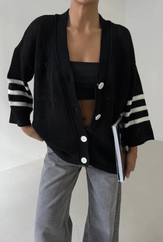 Büyük düğmeli salaş triko hırka siyahbeyaz