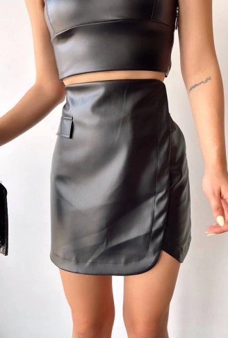 Cep detaylı oval kapaklı deri etek siyah h240048