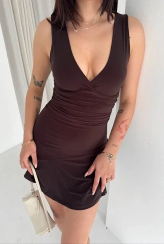 Derin V Yaka Sırt Dekolteli Mini Elbise Drapeli Şık Kolsuz - Kahverengi