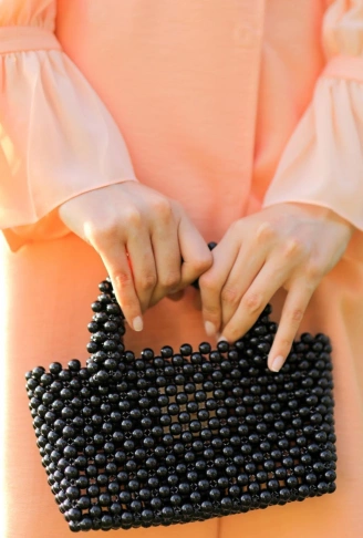 El yapımı incili yuvarlak kol çanta siyah