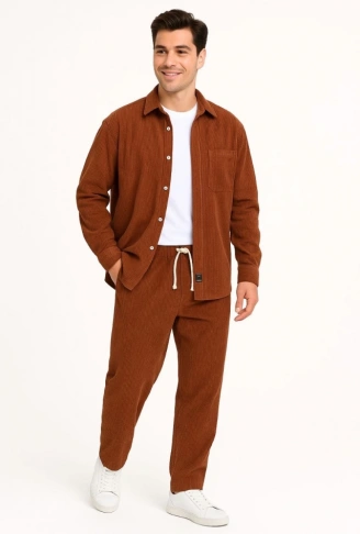 Erkek Kadife Oversize Takım – Gömlek Ve Pantolon İkili Set Füme Corduroy Şıklığı, Rahat Ve Zarif Duruş Yumuşak Dokulu Kadife Kumaş, Düğmeli Gömlek Üst Ve Lastikli Pantolon Alt Parça Ile Gün Boyu Konfor- Kiremit