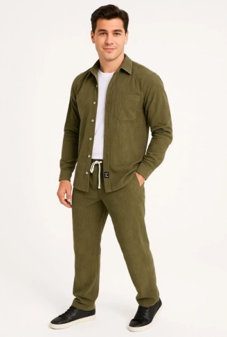Erkek Kadife Oversize Takım – Gömlek Ve Pantolon İkili Set Füme Corduroy Şıklığı, Rahat Ve Zarif Duruş Yumuşak Dokulu Kadife Kumaş, Düğmeli Gömlek Üst Ve Lastikli Pantolon Alt Parça Ile Gün Boyu Konfor- Haki