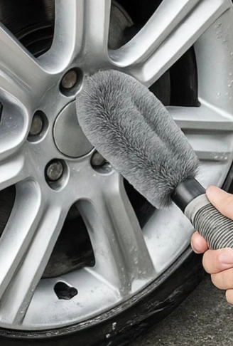 Gri Oto Jant Temizleme Fırçası – Ergonomik Saplı, Lastik ve Jant Detay Temizliği İçin Güçlü Kıllı Fırça (4940)