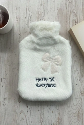 Hello Everyone Yazılı Kurdeleli Beyaz Peluş Sıcak Su Torbası 1 Lt – Yumuşak Kılıf, Uzun Süre Sıcak Tutan Termal Su Torbası (4940)