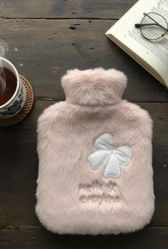 Hello Everyone Yazılı Kurdeleli Pembe Peluş Sıcak Su Torbası 1 Lt – Yumuşak Kılıf, Uzun Süre Sıcak Tutan Termal Su Torbası (4940)