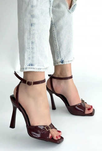 Hoste Bordo Rugan Topuklu Bilekten Kemerli Ayakkabı