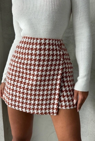 İki düğmeli kaz ayağı desen ch kumaş şort etek bordobeyaz h26414