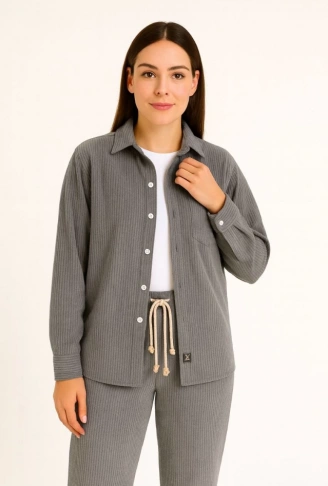 Kadife Oversize Takım – Gömlek Ve Pantolon İkili Set Füme Corduroy Şıklığı, Rahat Ve Zarif Duruş Yumuşak Dokulu Kadife Kumaş, Düğmeli Gömlek Üst Ve Lastikli Pantolon Alt Parça Ile Gün Boyu Konfor- Füme