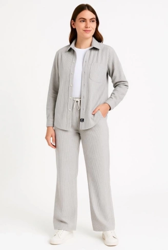 Kadife Oversize Takım – Gömlek Ve Pantolon İkili Set Füme Corduroy Şıklığı, Rahat Ve Zarif Duruş Yumuşak Dokulu Kadife Kumaş, Düğmeli Gömlek Üst Ve Lastikli Pantolon Alt Parça Ile Gün Boyu Konfor- Gri