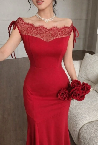 Kadın Göğüs Ve Yakası Dantel Detaylı Kayık Yaka Görünümlü Uzun Ithal Krep Elbise