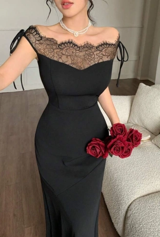 Kadın Göğüs Ve Yakası Dantel Detaylı Kayık Yaka Görünümlü Uzun Ithal Krep Elbise