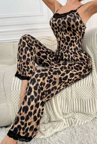 Kadın Ip Askılı Yakası Dantelli Bluz Ve Pijama Sandy Ikili Takım